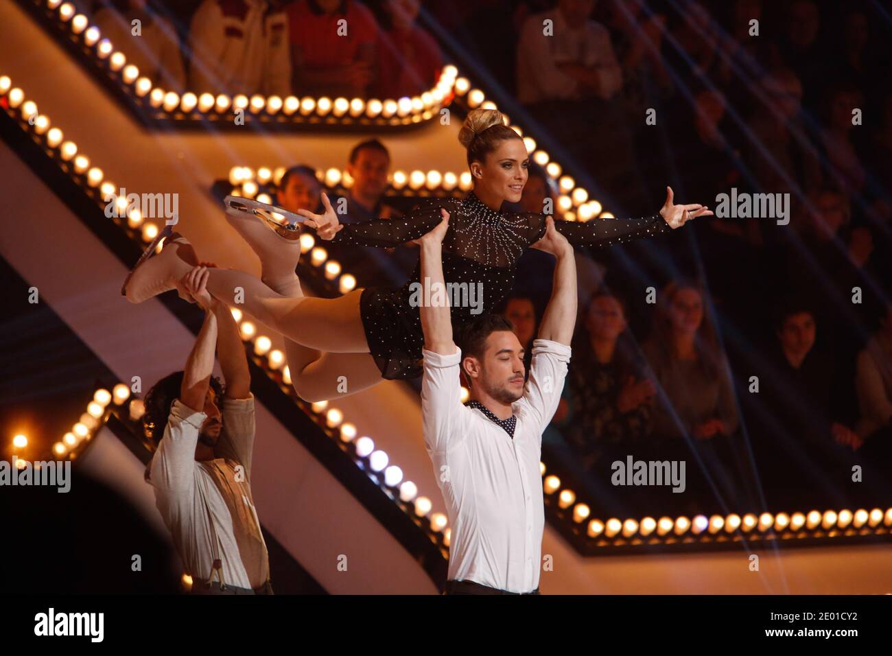 EXCLUSIF. Spectacle de glace 2013. Clara Morgane pendentif le premier prime a Paris, le 27 novembre 2013. Photo de Etchegoyen/JMP/M6/ABACAPRESS.COM Banque D'Images