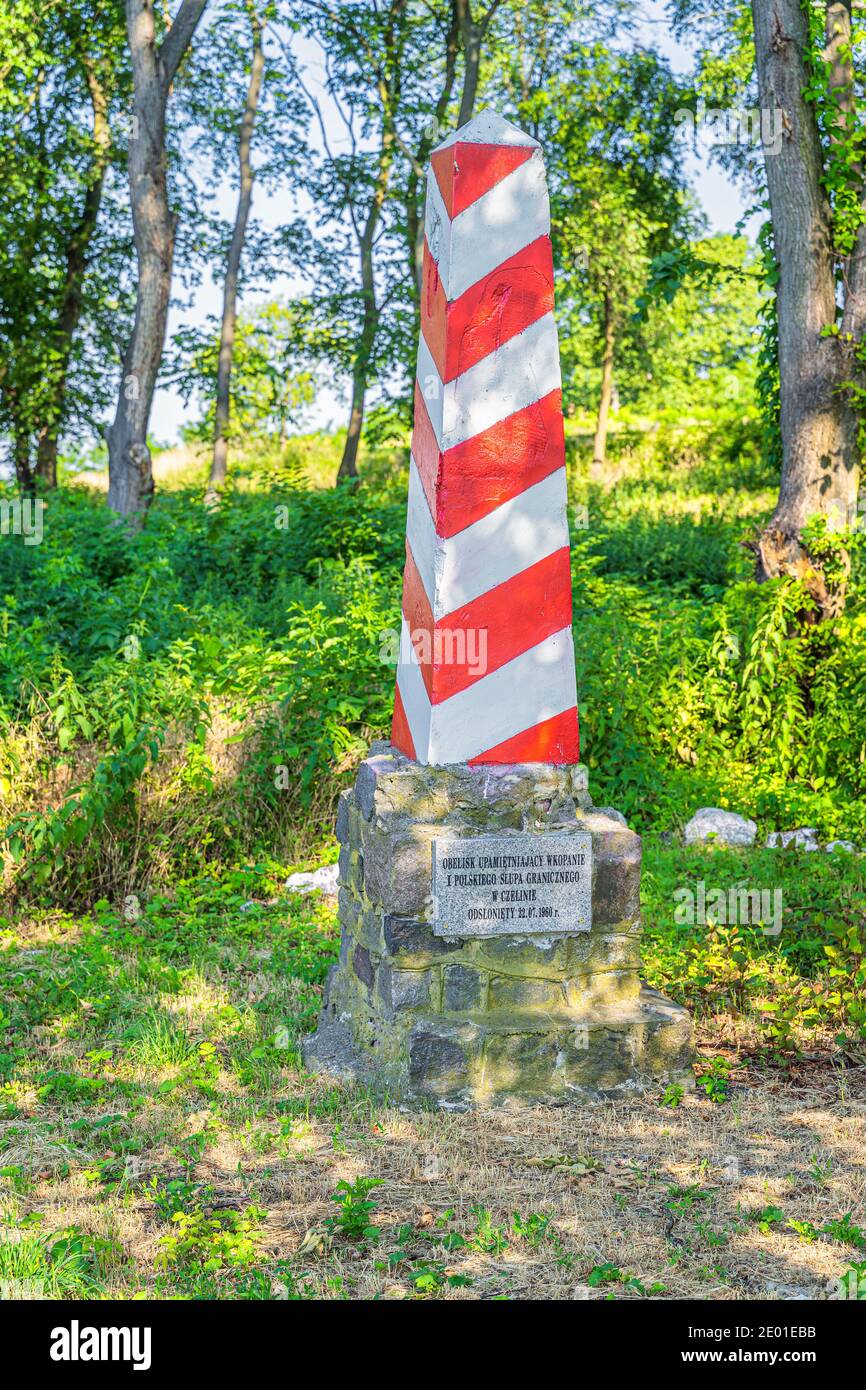 Czelin, Pologne, juin 2019 le premier poste frontalier blanc et rouge polonais. Le 1945 février, les soldats de la première armée polonaise ont établi le premier poste frontalier Banque D'Images