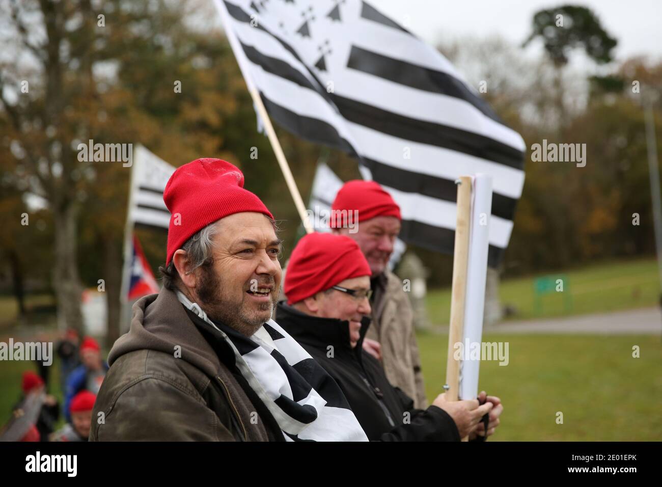 Les manifestants portant des bonnets rouges et portant le drapeau breton  manifestent contre les pertes d'emplois et contre l'écotaxe du  gouvernement, une taxe environnementale controversée sur les poids lourds,  à Carhaix-Plouguer, dans