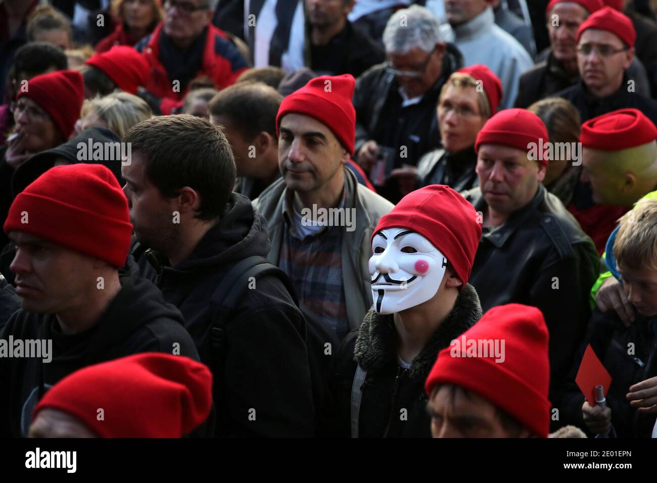 Les manifestants portant des bonnets rouges et portant le drapeau breton  manifestent contre les pertes d'emplois et contre l'écotaxe du  gouvernement, une taxe environnementale controversée sur les poids lourds,  à Carhaix-Plouguer, dans