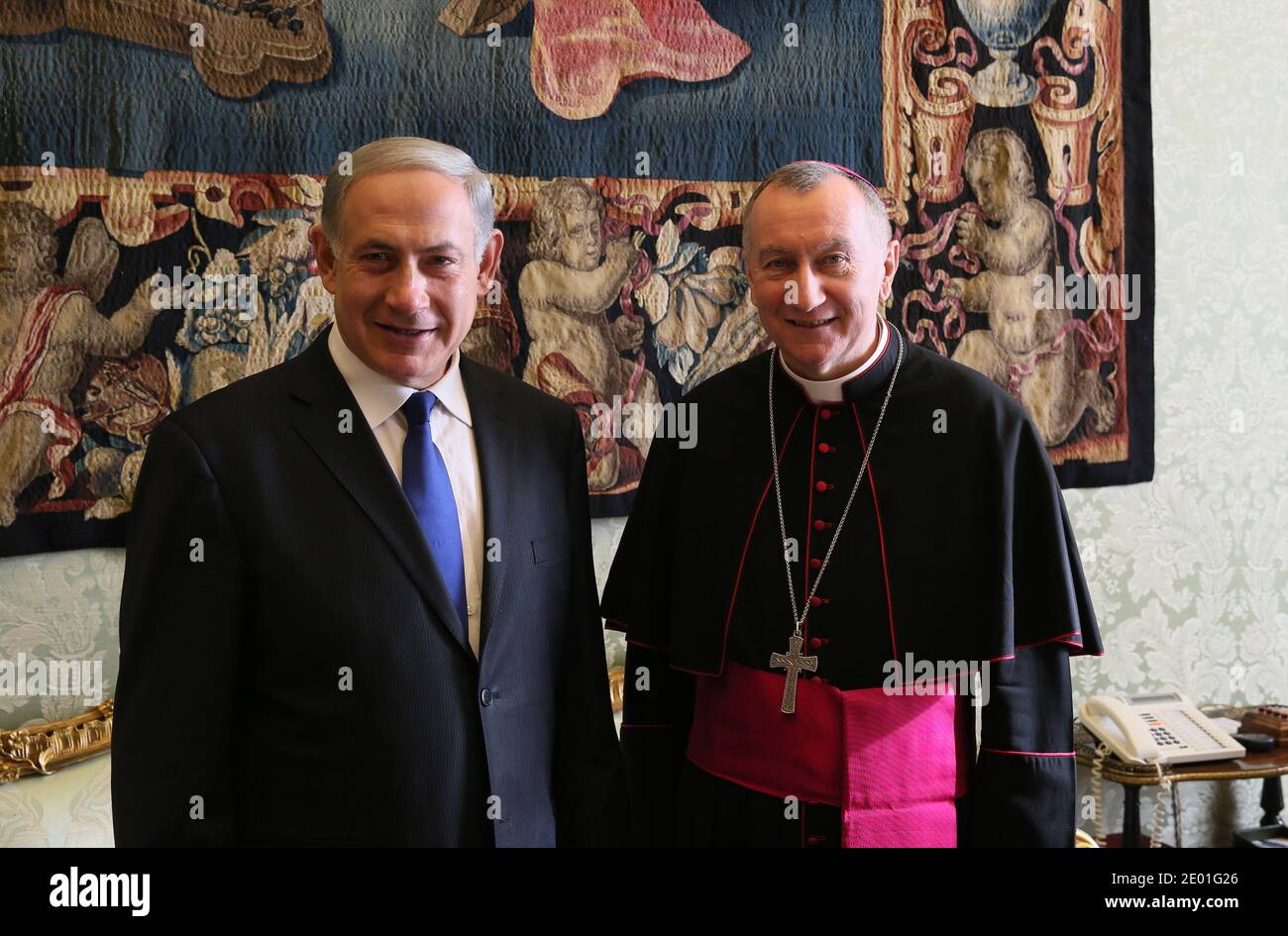 Le Secrétaire d'État du Vatican Pietro Parolin (R) rencontre le Premier ministre israélien Benjamin Netanyahou au Vatican le 2 décembre 2013. Photo par ABACAPRESS.COM Banque D'Images