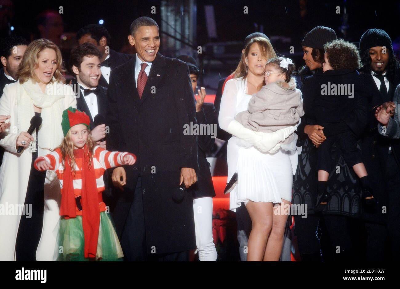 LE président AMÉRICAIN Barack Obama et la première famille rejoignent des artistes, dont Mariah Carey, tout en chantant pendant la 90e édition annuelle de National Christmas Tree Lighting on the Ellipse of the National Mall, le 6 décembre 2013 à Washington, DC. USA photo par Olivier Douliery/ABACAPRESS.COM Banque D'Images