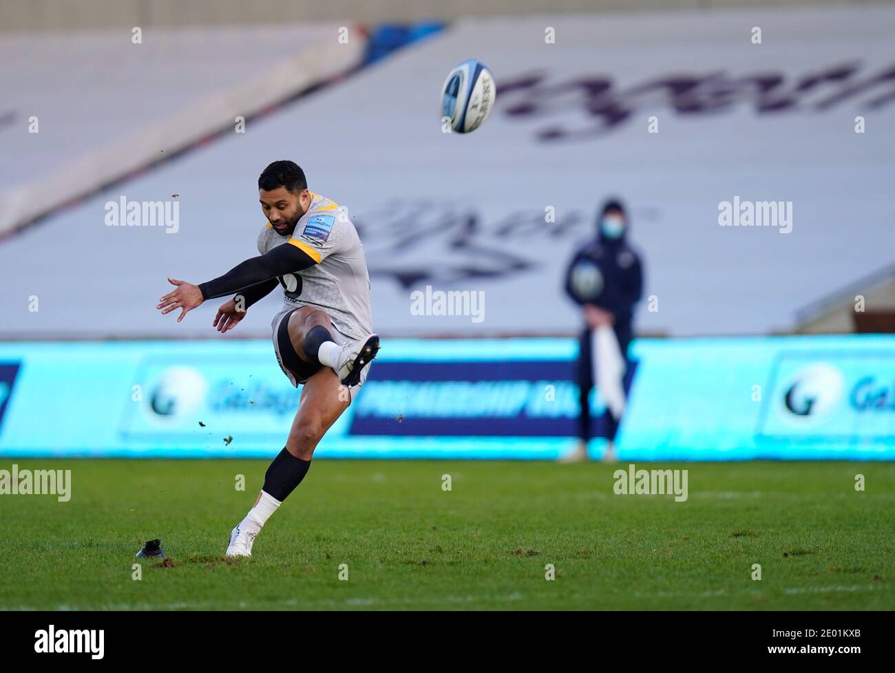 Wasps full back Lima Sopoaga lance une pénalité pendant le Gallagher Premiership Rugby Match sale Sharks -V- Wasps au AJ Bell Stadium, Greater Manch Banque D'Images