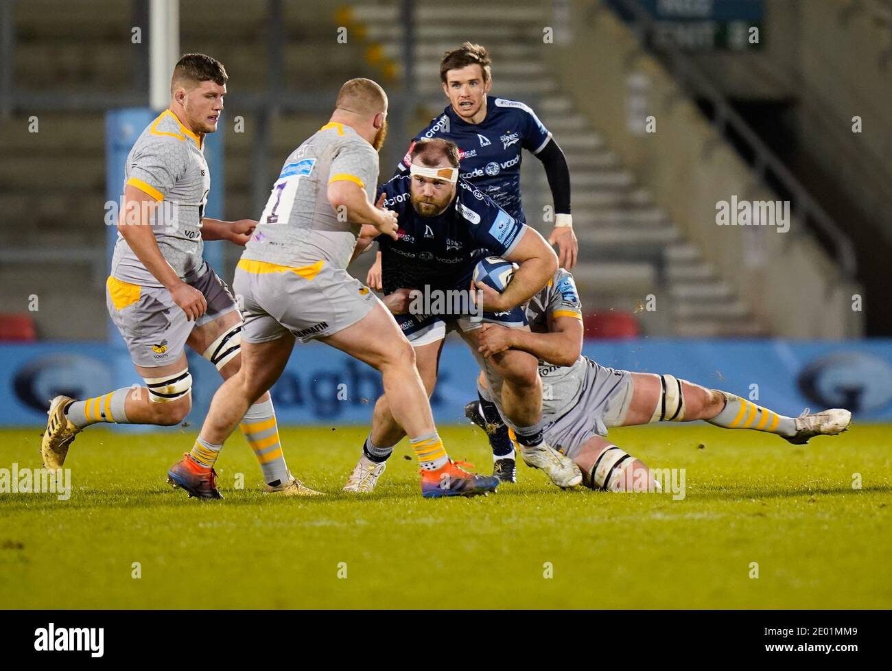 Vente Sharks wiil-Griff John est abordé pendant le match de rugby Gallagher Premiership sale Sharks -V- Wasps au stade AJ Bell, Greater Manchester, Banque D'Images