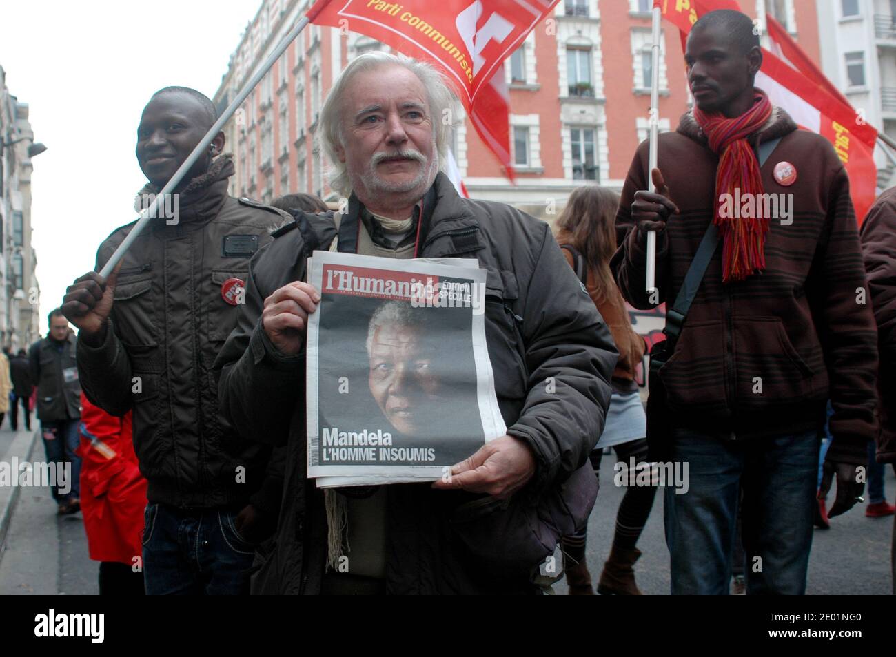 Les gens tiennent une bannière lors d'une manifestation contre le racisme dans le centre de Paris, en France, le 7 décembre 2013, à l'occasion du 30e anniversaire de la Marche pour l'égalité et contre le racisme, une Marche antiraciste qui a eu lieu en 1983. Photo d'Alain Apaydin/ABACAPRESS.COM Banque D'Images