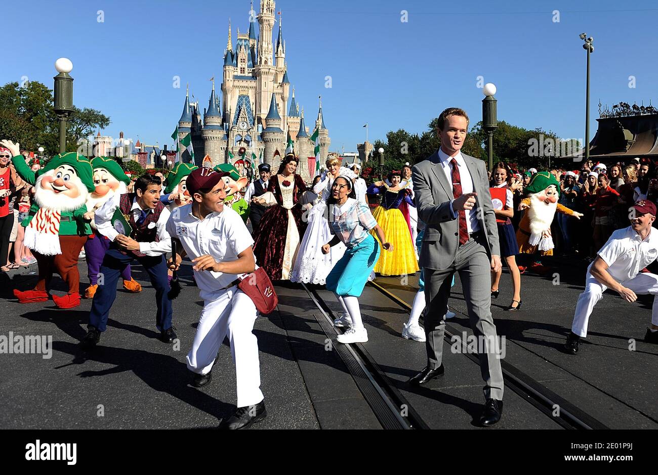 Neil Patrick Harris Un Acteur Prime D Emmy Porte Un Numero Musical Pour L Emission Speciale De La Parade Du Jour De Noel De Disney Parks Au Parc Magic Kingdom De Walt Disney World