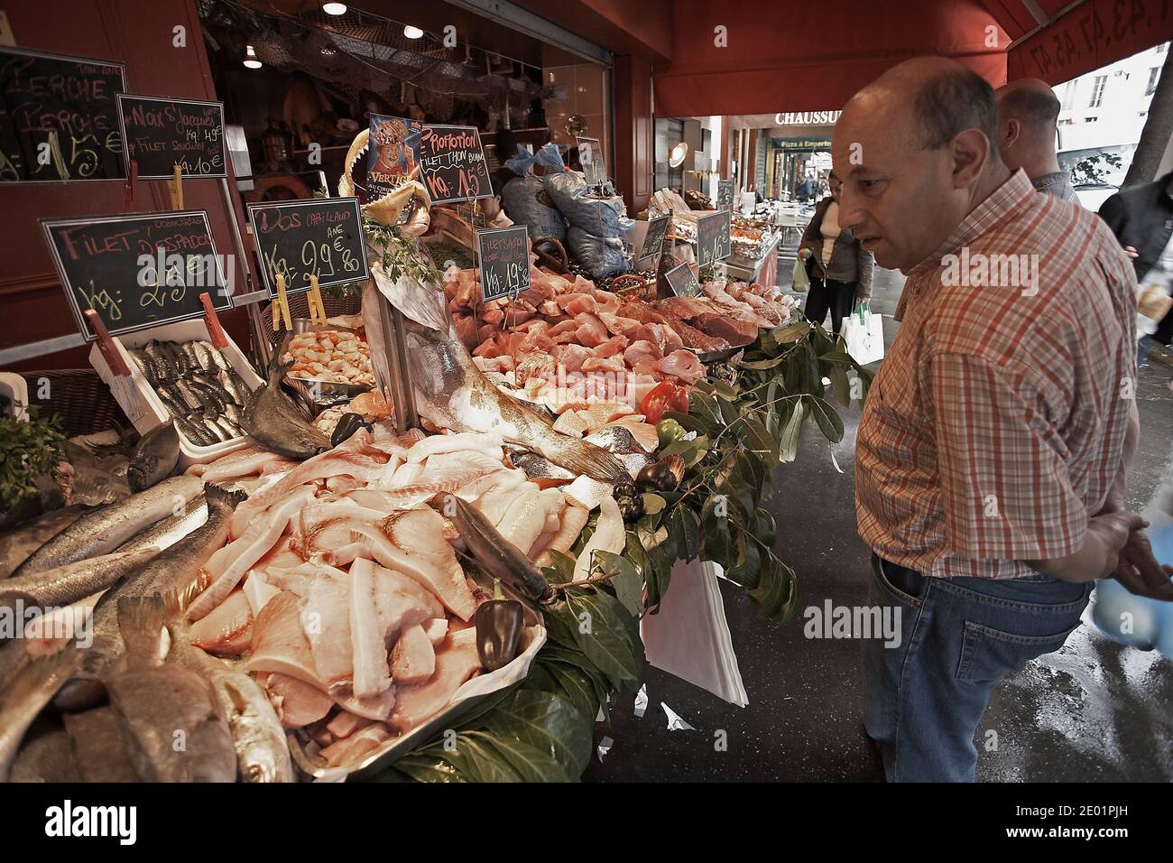 Fishmonger à la Marche Bastille un des plus grands marchés de Paris. Banque D'Images