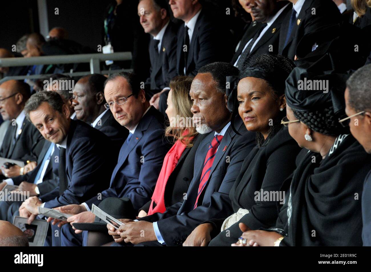 Une photo publiée par le système de communication et d'information du gouvernement (GCIS) montre l'ancien président français Nicolas Sarkozy (L), le président français François Hollande (2e L) et sa compagne Valérie Trierweiler (3e L), l'ancien président sud-africain Kgalema Motlanthe (3e R) et son partenaire Gugu Mtshali (2e R) Assister au service commémoratif de feu le président sud-africain Nelson Mandela, au stade de football de Johannesburg, en Afrique du Sud, le 10 décembre 2013. Mandela, l'icône vénérée de la lutte contre l'apartheid en Afrique du Sud et l'une des figures politiques imposantes de Banque D'Images