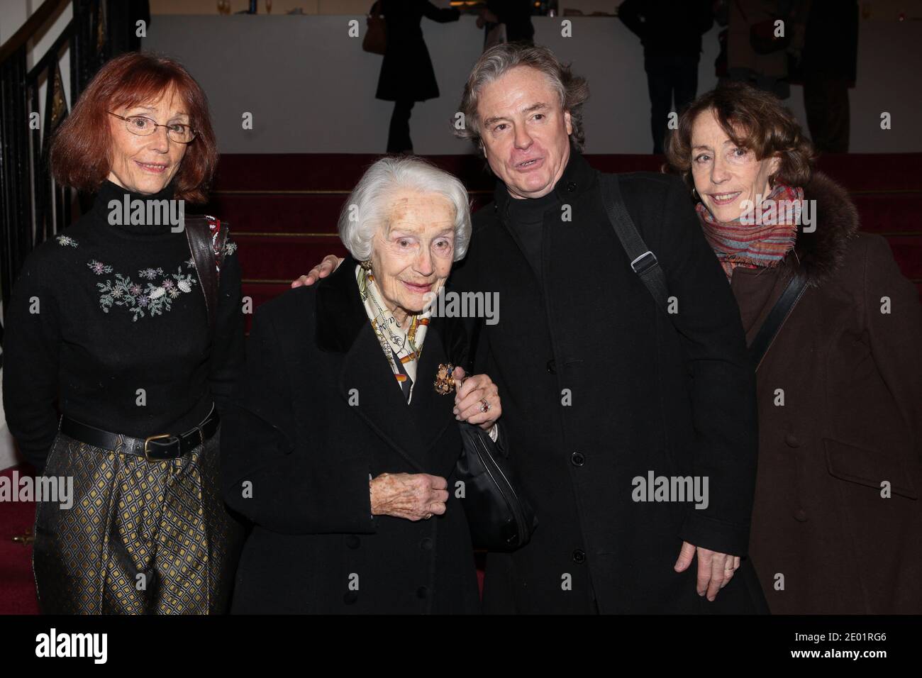 Gisele Casadesus et ses enfants Beatrice Casadesus, Dominique Probst et Martine Pascal arrivant à une performance de 4 ... Ou les Saisons d'une vie, composé par Dominique Probst tenu à la salle Pleyel à Paris, le 10 décembre 2013. Casadesus a 100 ans en juin 2014. Photo de Audrey Poree/ABACAPRESS.COM Banque D'Images