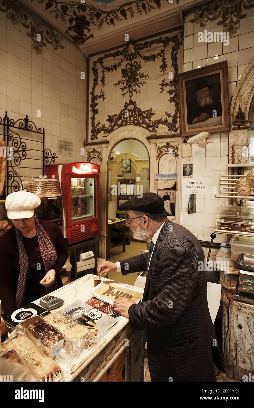 FRANCE / IIe-de-France/Paris/ le Marais/ petite boulangerie juive locale ou boulangerie à Paris Banque D'Images