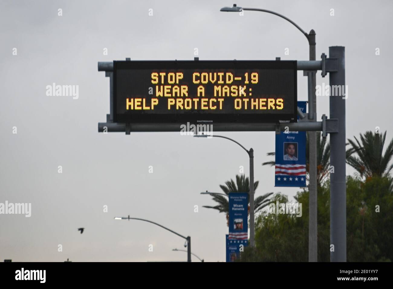 Un babillard Caltrans est vu avec les mots “Stop COVID-19 Wear A Mask : Aidez à protéger les autres” dans le contexte de la pandémie mondiale de coronavirus jeudi, de Banque D'Images