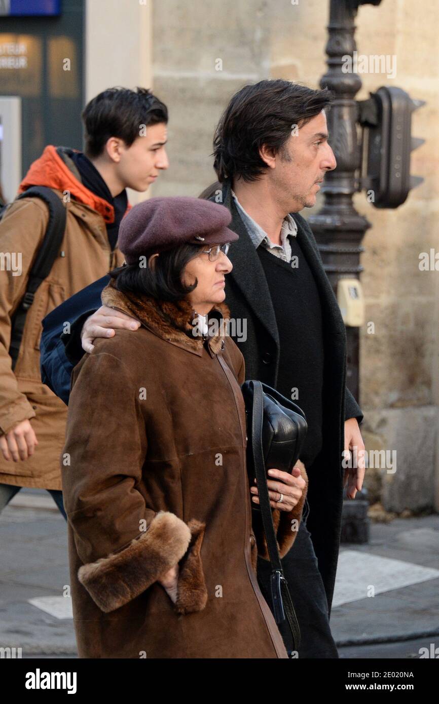 S'il vous plaît cacher les visages des enfants avant la publication Yvan Attal avec sa mère assistant à une messe d'hommage pour Kate Barry qui s'est tenue à l'église Saint Roch à Paris, France, le 19 décembre 2013. La photographe Kate Barry, fille de Jane Birkin et de John Barry, a été retrouvée morte le 11 décembre après être tombée de la fenêtre de son appartement à Paris. Elle avait 46 ans. Photo par ABACAPRESS.COM Banque D'Images