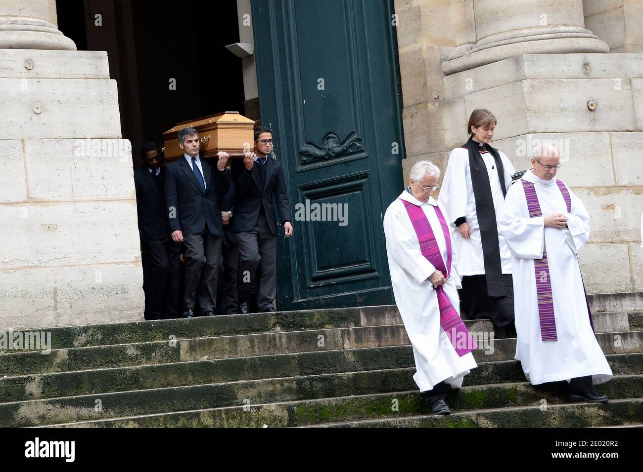 S'il vous plaît cacher les visages des enfants avant la publication atmosphère lors d'une messe d'hommage pour Kate Barry qui s'est tenue à l'église Saint Roch à Paris, France, le 19 décembre 2013. La photographe Kate Barry, fille de Jane Birkin et de John Barry, a été retrouvée morte le 11 décembre après être tombée de la fenêtre de son appartement à Paris. Elle avait 46 ans. Photo par ABACAPRESS.COM Banque D'Images