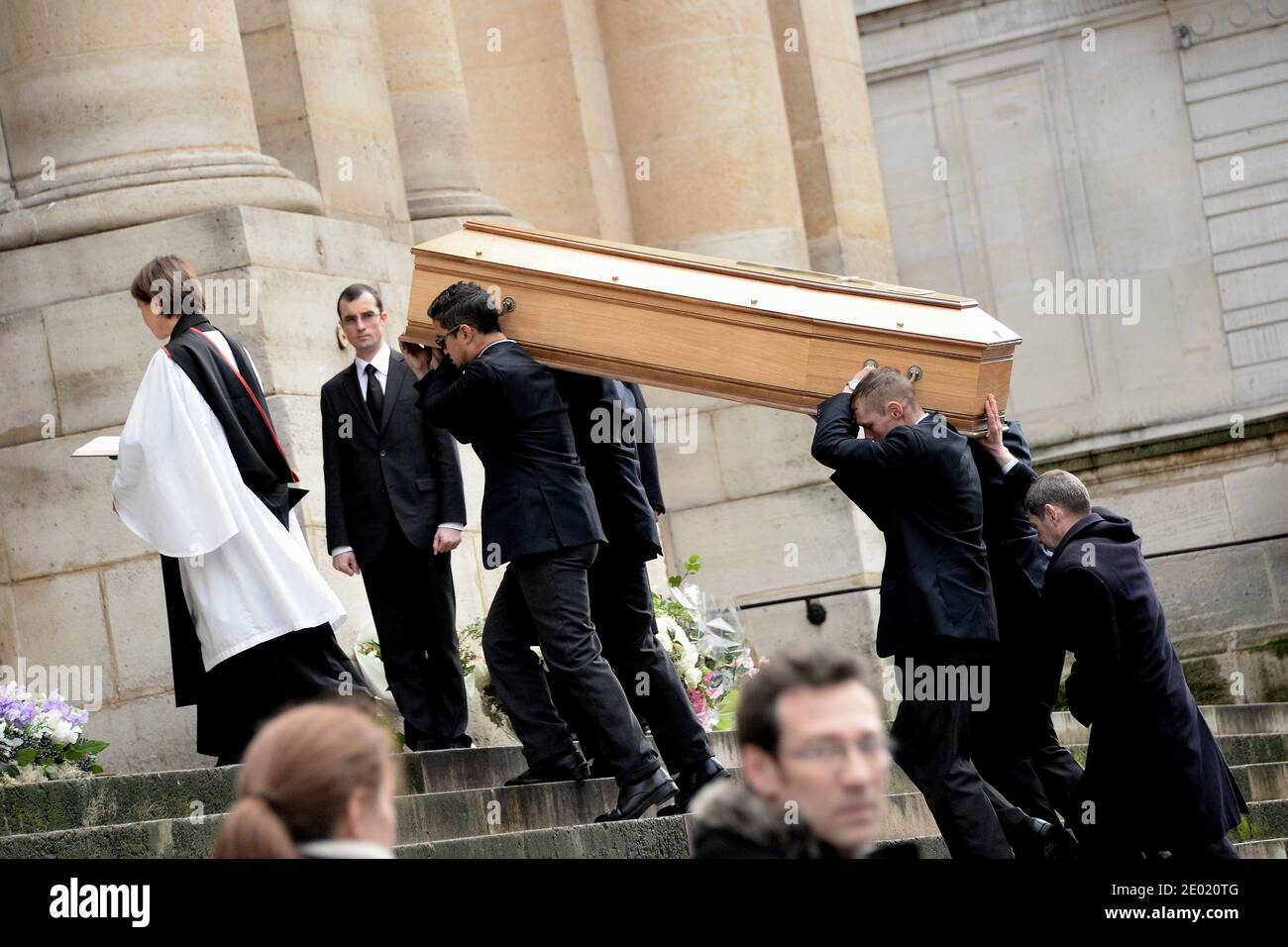 S'il vous plaît cacher les visages des enfants avant la publication atmosphère lors d'une messe d'hommage pour Kate Barry qui s'est tenue à l'église Saint Roch à Paris, France, le 19 décembre 2013. La photographe Kate Barry, fille de Jane Birkin et de John Barry, a été retrouvée morte le 11 décembre après être tombée de la fenêtre de son appartement à Paris. Elle avait 46 ans. Photo par ABACAPRESS.COM Banque D'Images