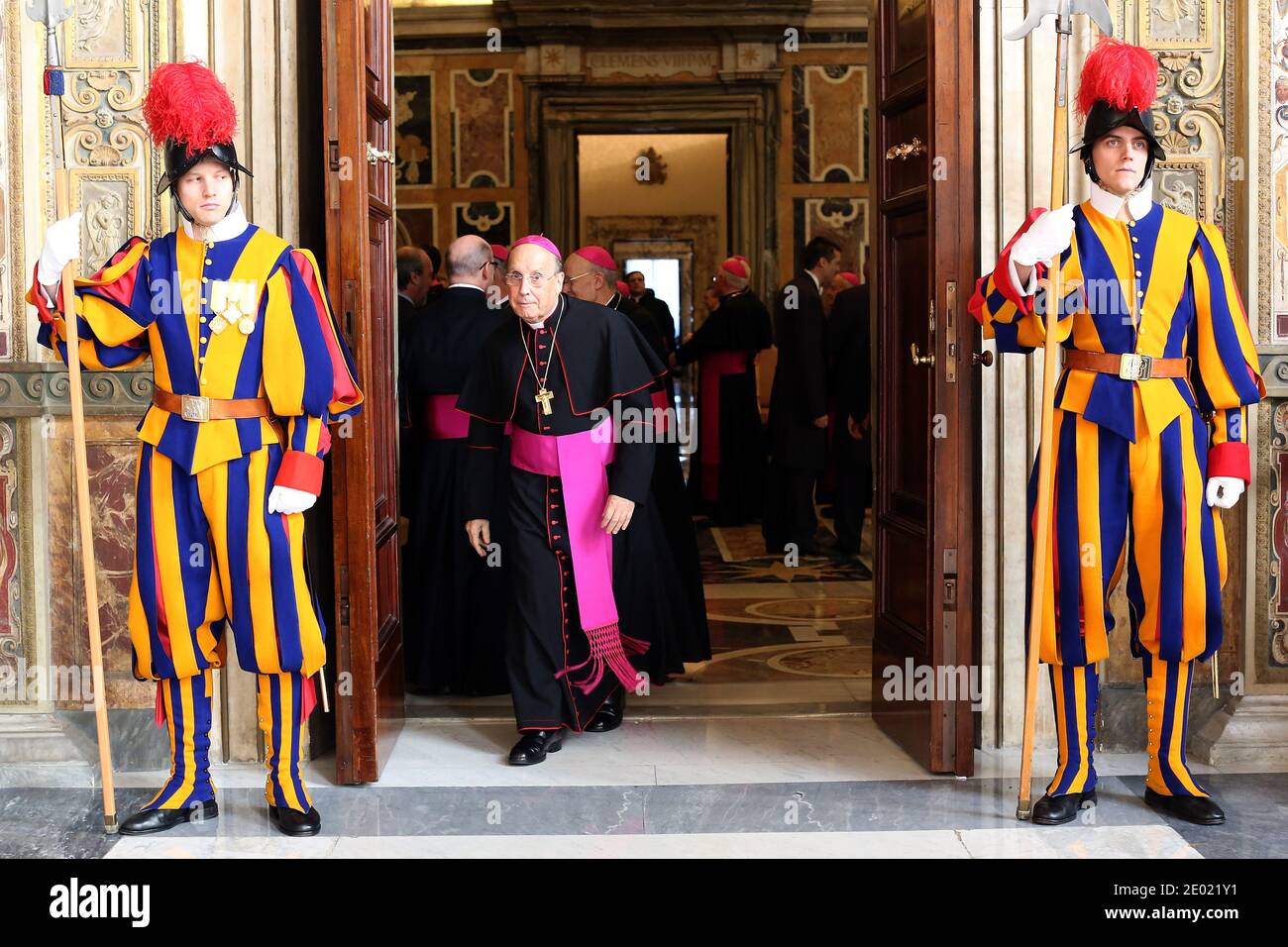 Le chef de l'Opus Dei, l'évêque Javier Echevarria (C) arrive à la salle Clementina pour échanger des voeux de Noël avec le pape François le 21 décembre 2013 à la Cité du Vatican, au Vatican. Dans son message, le Pape a exprimé les trois traits d'un fonctionnaire de la Curie : professionnalisme, service et sainteté de la vie. Photo par ABACAPRESS.COM Banque D'Images