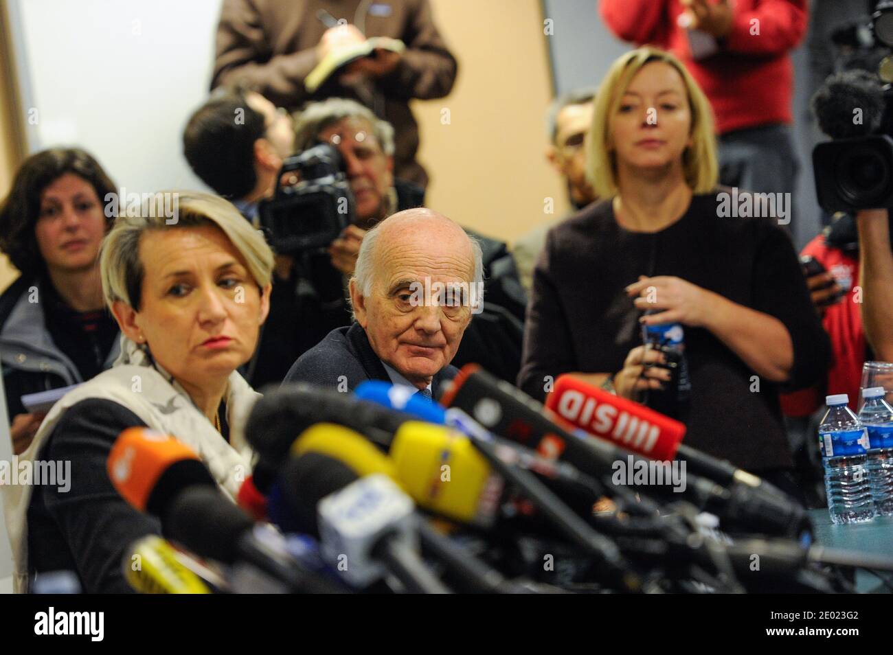 Le directeur Jacqueline Hubert, à côté du chirurgien et de l'ami de Michael Schumacher, le professeur Gerard Saillant, le directeur de Schumacher, Sabine Kehm lors d'une conférence de presse sur l'état de santé de Michael Schumacher le 31 décembre 2013 à l'hôpital universitaire du Centre hospitalier de Grenoble, Alpes françaises. Les médecins traitant Michael Schumacher ont déclaré mardi que la légende de la Formule 1 a subi une deuxième opération après son accident de ski mettant sa vie en danger, mais il a averti qu'il n'était pas hors de danger. Les chirurgiens ont déclaré qu'il y avait eu une « légère amélioration » de son état et qu'ils avaient « gagné du temps » par Banque D'Images