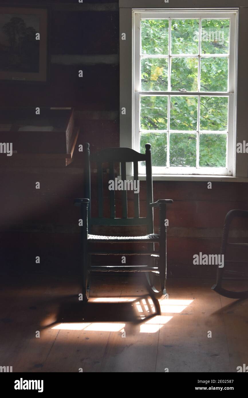 Un vieux fauteuil à bascule dans la lumière Banque D'Images