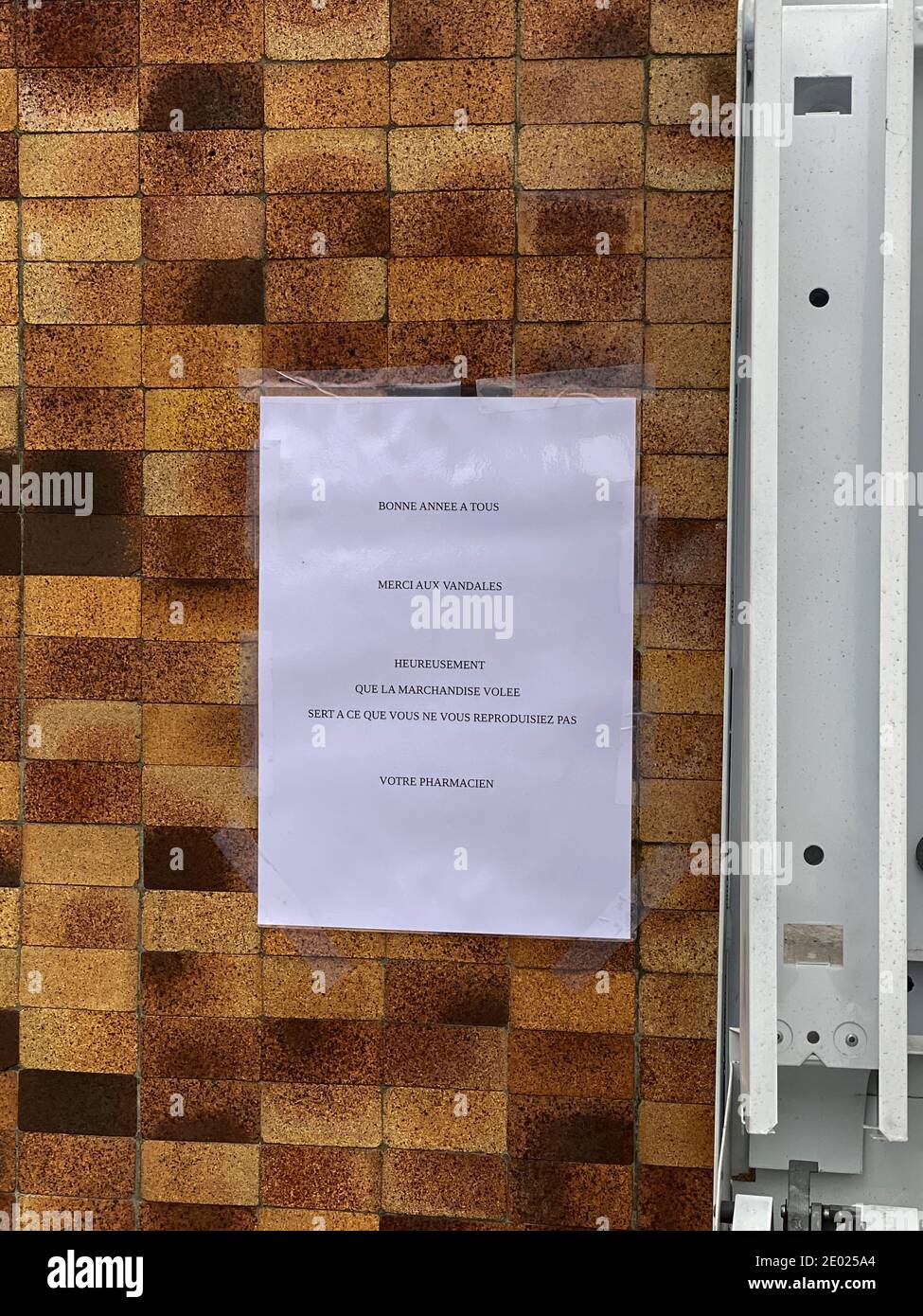 Strasbourg, France - 8 janvier 2020: Message en français traduit par lettre de remerciement pour avoir volé la pharmacie Banque D'Images