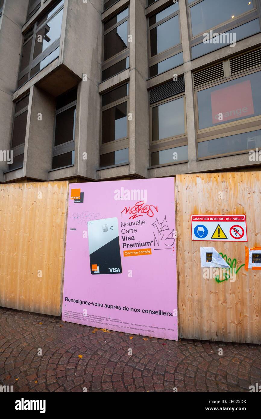 Strasbourg, France - 3 novembre 2020: Publicité sur une clôture de la  banque Orange Visa Premium carte de crédit Photo Stock - Alamy