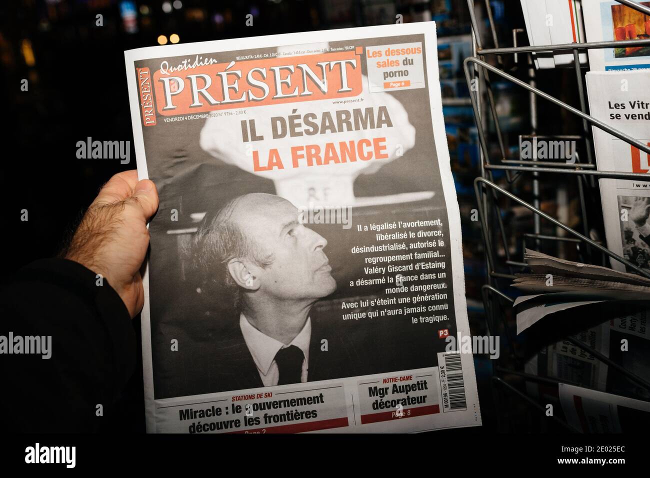 Strasbourg, France - 4 décembre 2020: POV main mâle tenant quotidien présente le journal au kiosque de presse français annonçant la mort de Valery Giscard d'est Banque D'Images