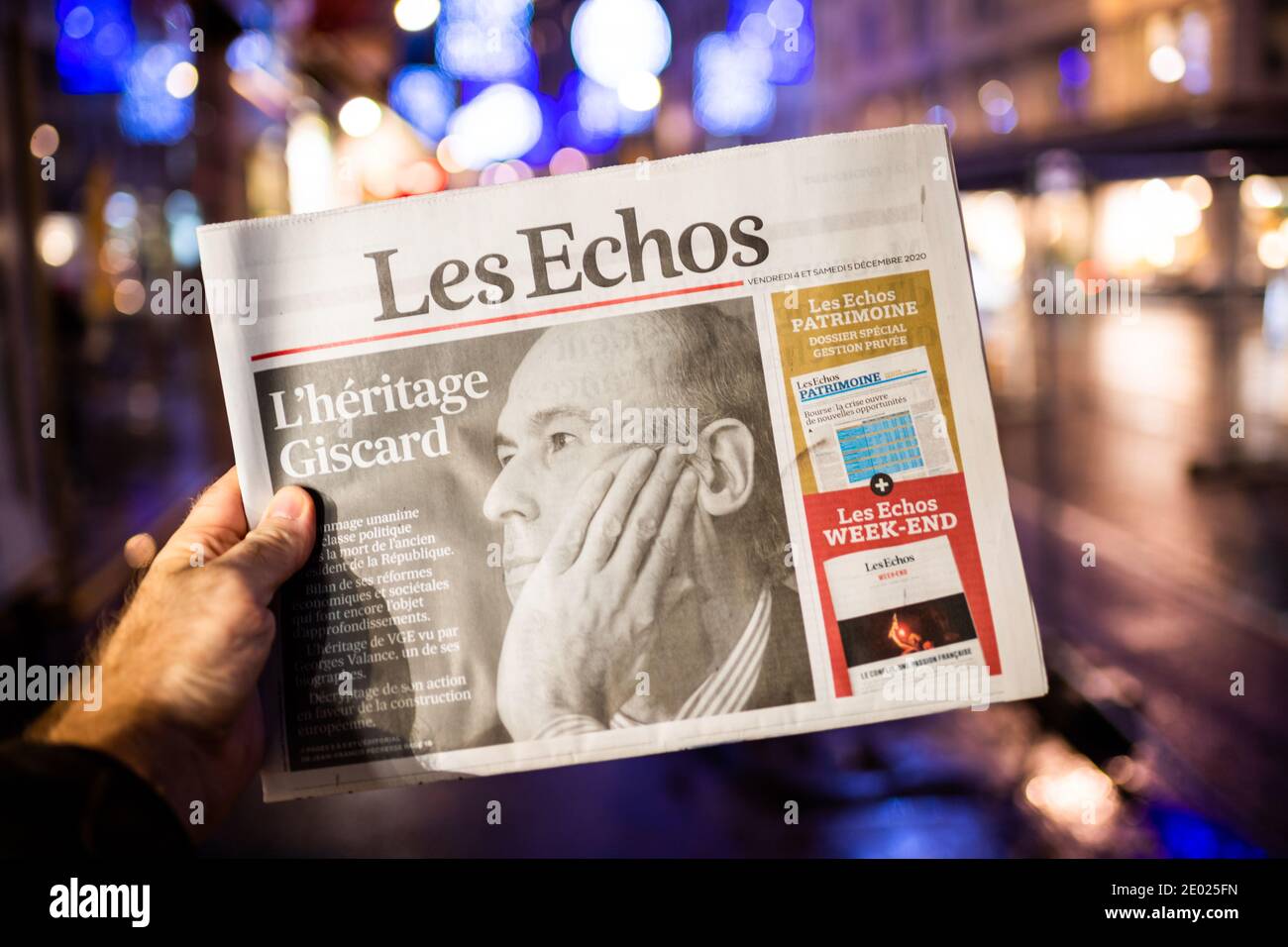 Strasbourg, France - 4 décembre 2020 : un homme tenant le journal les Echos au kiosque de presse français annonçant la mort de Valery Giscard d'Estaing Politi française Banque D'Images