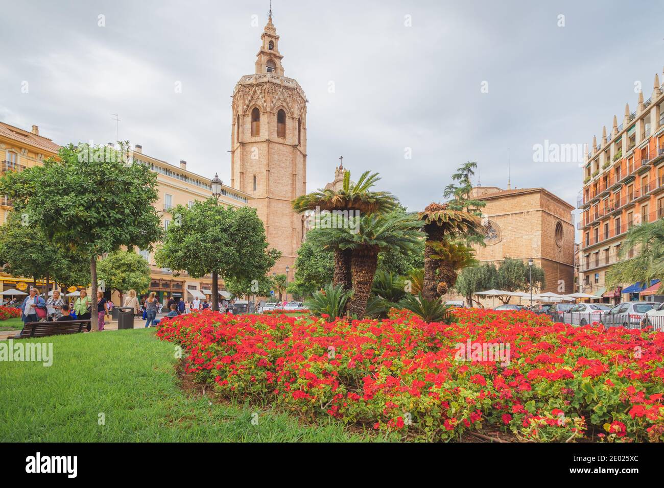 Valence, Espagne - avril 16 2015 : les touristes profitent d'une journée ensoleillée sur la Plaza de la Virgen, la place principale historique de Valence, Espagne Banque D'Images