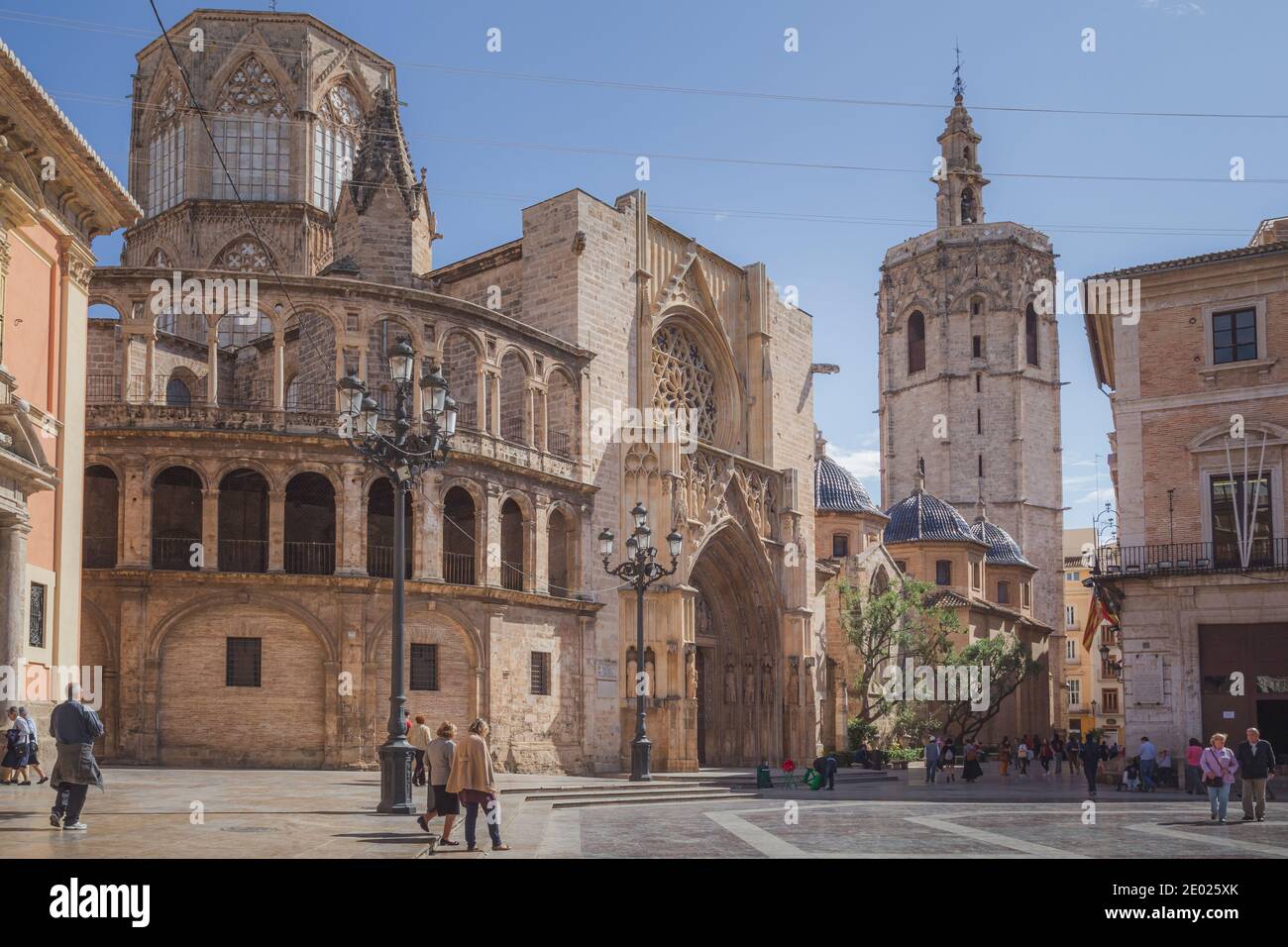 Valence, Espagne - avril 16 2015 : les touristes profitent d'une journée ensoleillée sur la Plaza de la Virgen, la place principale historique de Valence, Espagne Banque D'Images