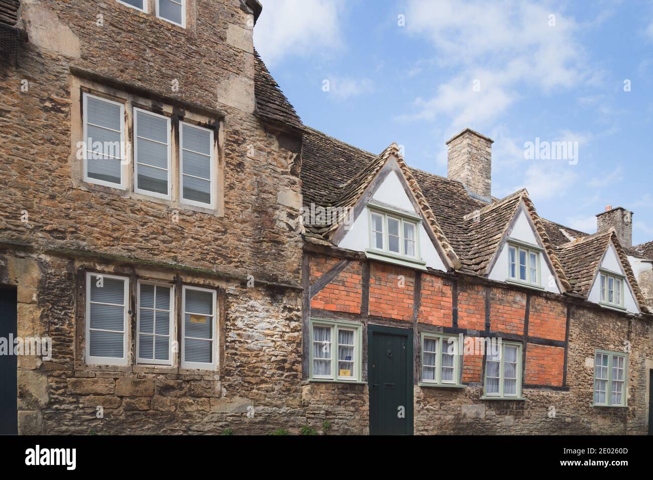 Le village historique et bien conservé de Lacock, dans le comté de Wiltshire, est un arrêt touristique populaire. Banque D'Images
