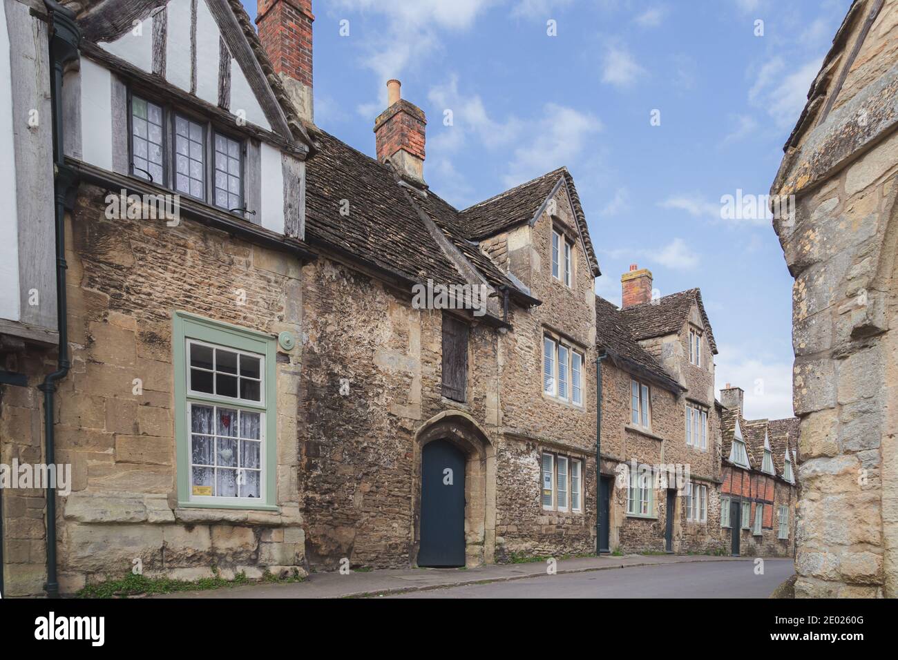 Le village historique et bien conservé de Lacock, dans le comté de Wiltshire, est un arrêt touristique populaire. Banque D'Images