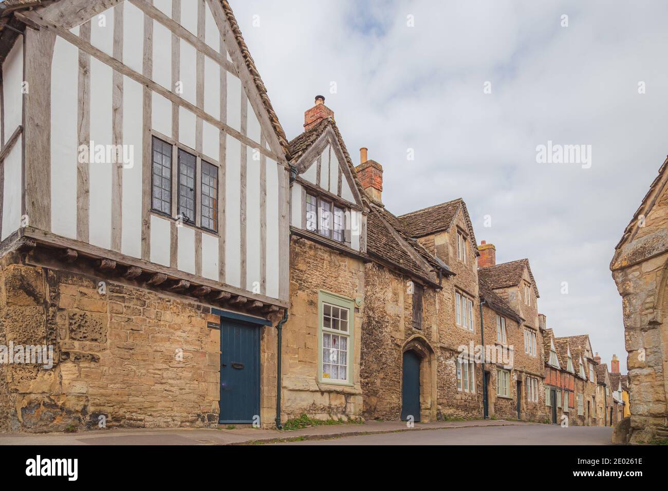 Le village historique et bien conservé de Lacock, dans le comté de Wiltshire, est un arrêt touristique populaire. Banque D'Images