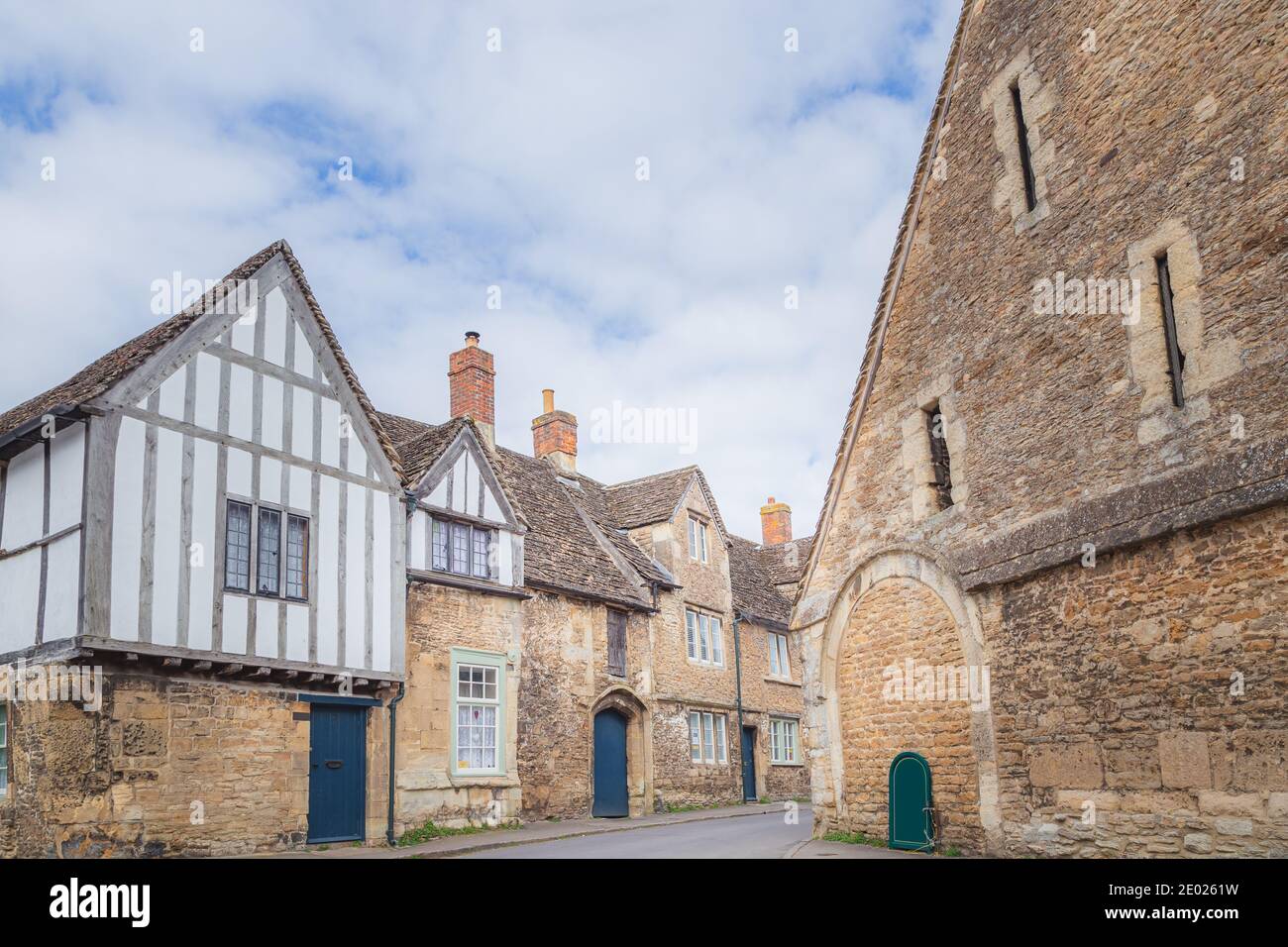 Le village historique et bien conservé de Lacock, dans le comté de Wiltshire, est un arrêt touristique populaire. Banque D'Images