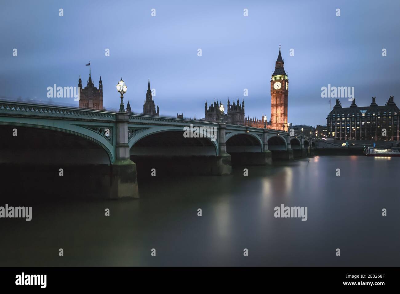 Une longue exposition de la nuit de la tour Elizabeth, anciennement Big Ben de l'abbaye de Westminster, au bord de la Tamise. Banque D'Images