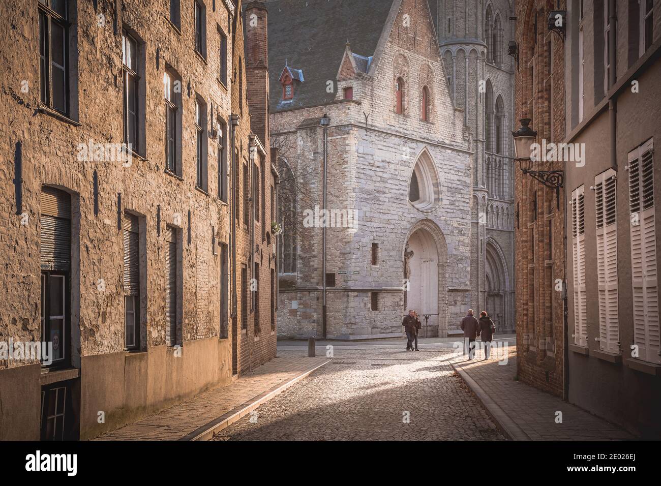 Bruges, Belgique - novembre 11 2014 : une matinée belle et tranquille à Bruges, Belgique avec l'église notre-Dame en arrière-plan, qui abrite Michella Banque D'Images