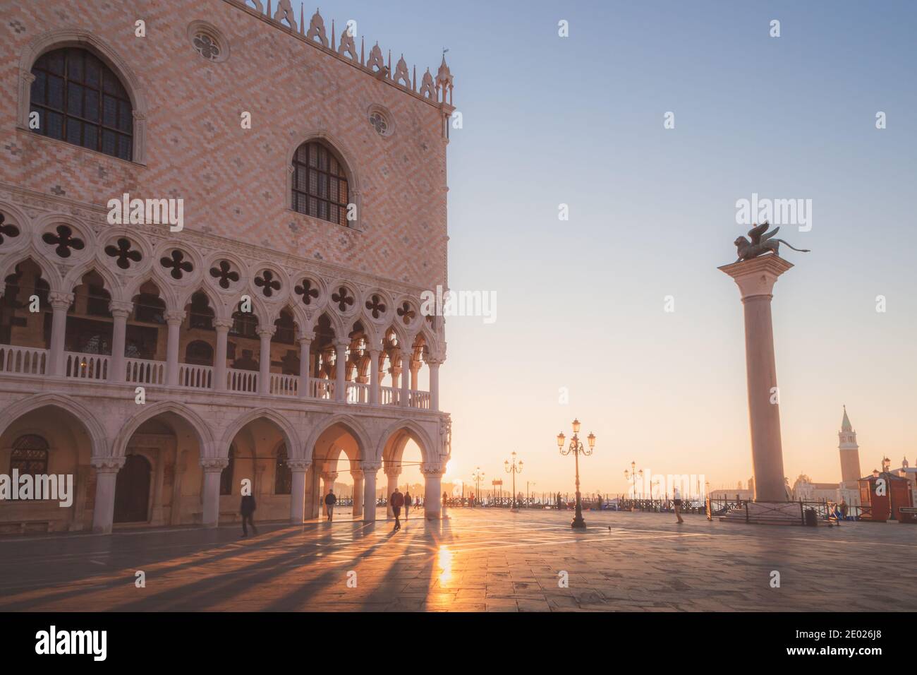 Les rayons du soleil du matin traversent les arches des Doges Palais de Venise Banque D'Images