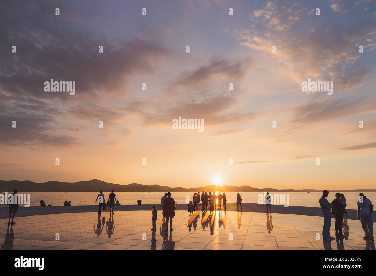 Zadar, Croatie - octobre 3 2014: Touristes et familles se réunissent pour profiter du coucher du soleil au Monument au soleil, une installation solaire moderne conçue par Banque D'Images