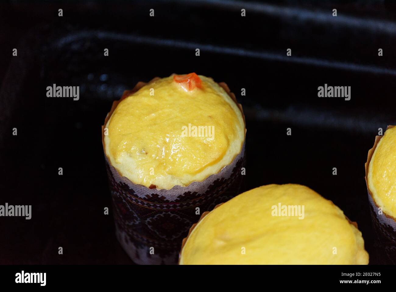 Gâteaux de Pâques. Cuit de Pâques. Le processus de fabrication de gâteaux de Pâques à la maison. Joyeuses Pâques. Vacances de printemps Banque D'Images