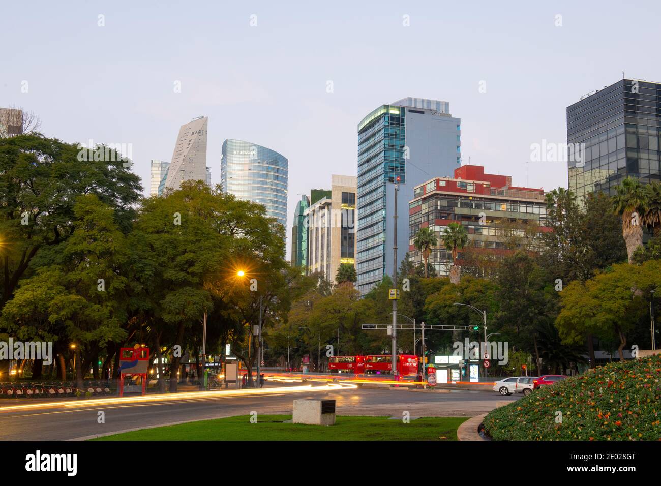 Des gratte-ciel modernes se trouvent le matin sur l'avenue Avenida Paseo de la Reforma au monument Angel of Independence, Mexico CDMX, Mexique. Banque D'Images