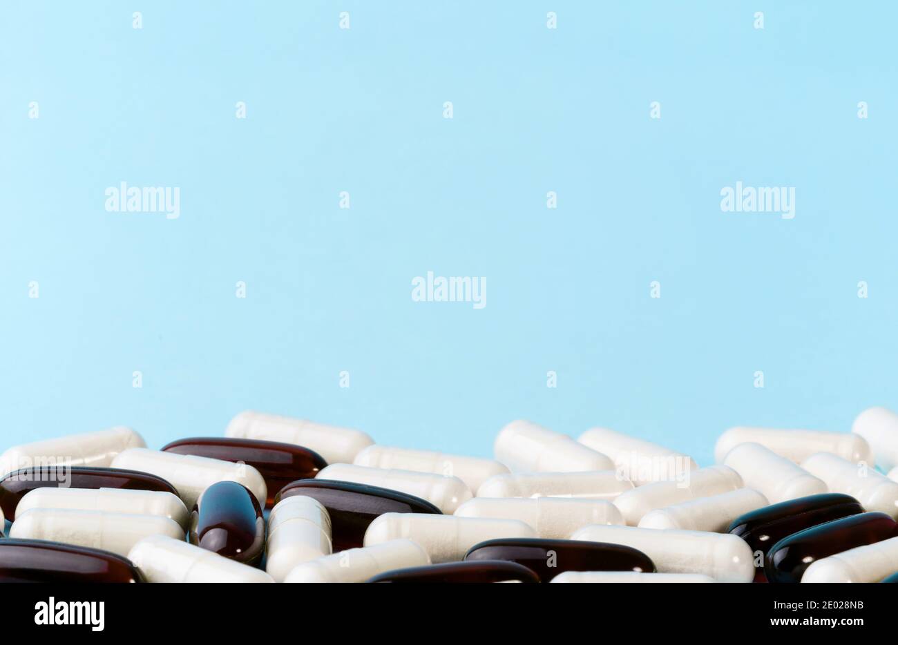 Capsules de médicaments ou de suppléments sur la surface bleue. Pilules pharmaceutiques et vitamines. Probiotique, glucosamine chondroïtine pile. Banque D'Images