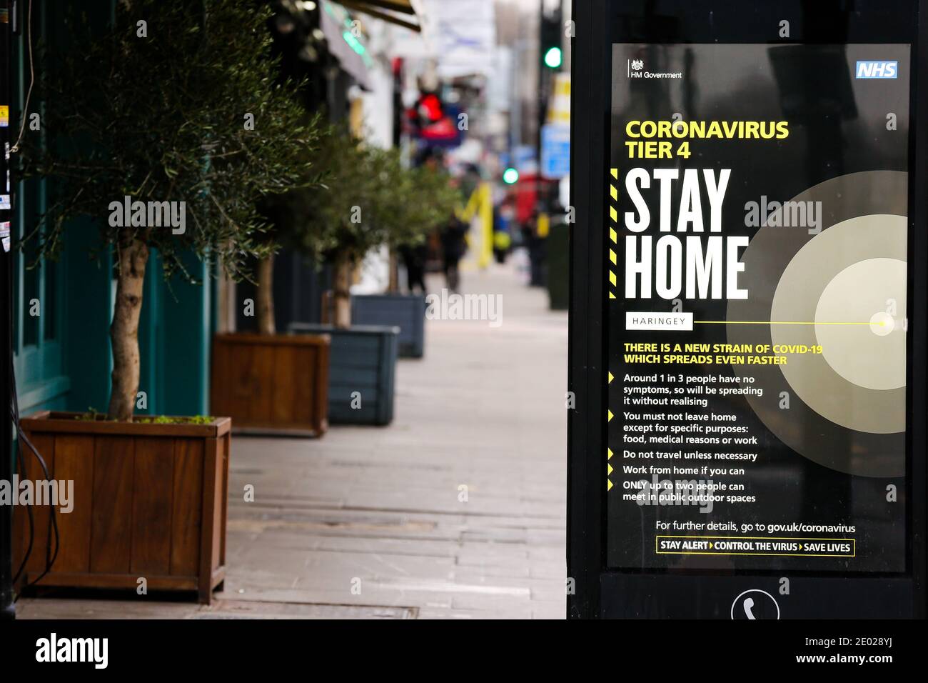 Londres, Royaume-Uni. 26 décembre 2020. Un panneau « Stay Home » vu à Londres car de nombreuses régions du Royaume-Uni sont maintenant soumises aux restrictions COVID-19 de niveau 4.le Royaume-Uni a enregistré sa plus forte augmentation quotidienne des cas de coronavirus depuis le début de la pandémie avec 41,385 tests positifs. Le premier ministre Boris Johnson n'a pas exclu un confinement national au cours de la nouvelle année. Credit: Dinendra Haria/SOPA Images/ZUMA Wire/Alay Live News Banque D'Images