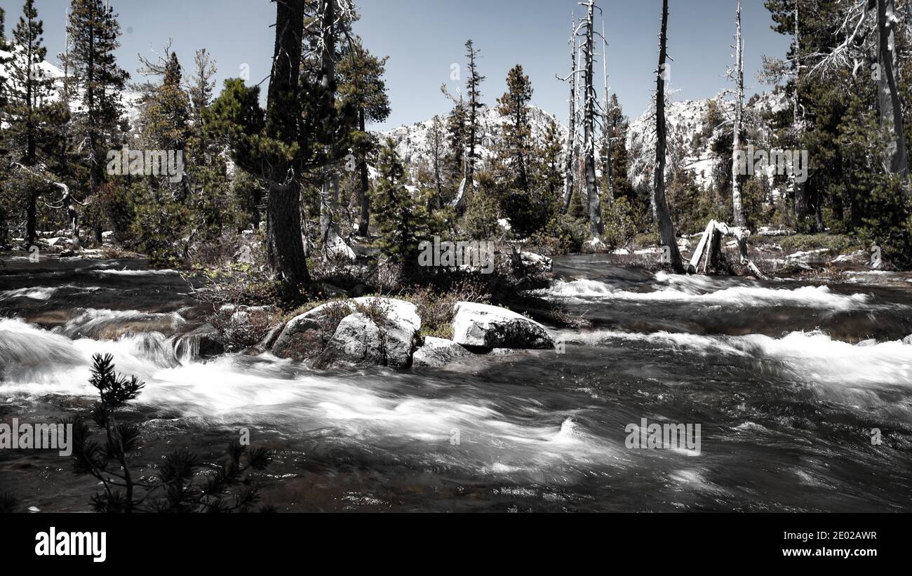 Scène vibrante et chaotique tandis que l'eau se précipite pour se rendre dans la branche sud de la rivière américaine. Ici, il est vu au-dessus de Horsetail Falls, CA Banque D'Images