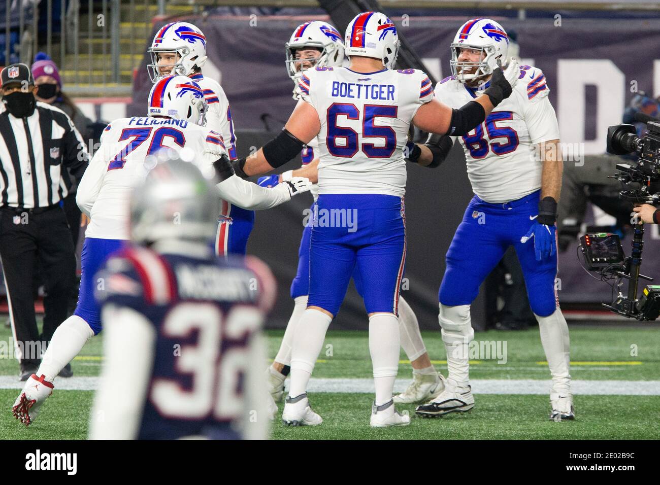 Foxborough, États-Unis. 28 décembre 2020. Buffalo Bills Tight End Lee Smith (85) est félicité par l'offensif Ike Boettger (65) après que Smith a marqué au deuxième trimestre contre les Patriots de la Nouvelle-Angleterre au stade Gillette à Foxborough, Massachusetts, le lundi 28 décembre 2020. Photo par Matthew Healey/UPI crédit: UPI/Alay Live News Banque D'Images