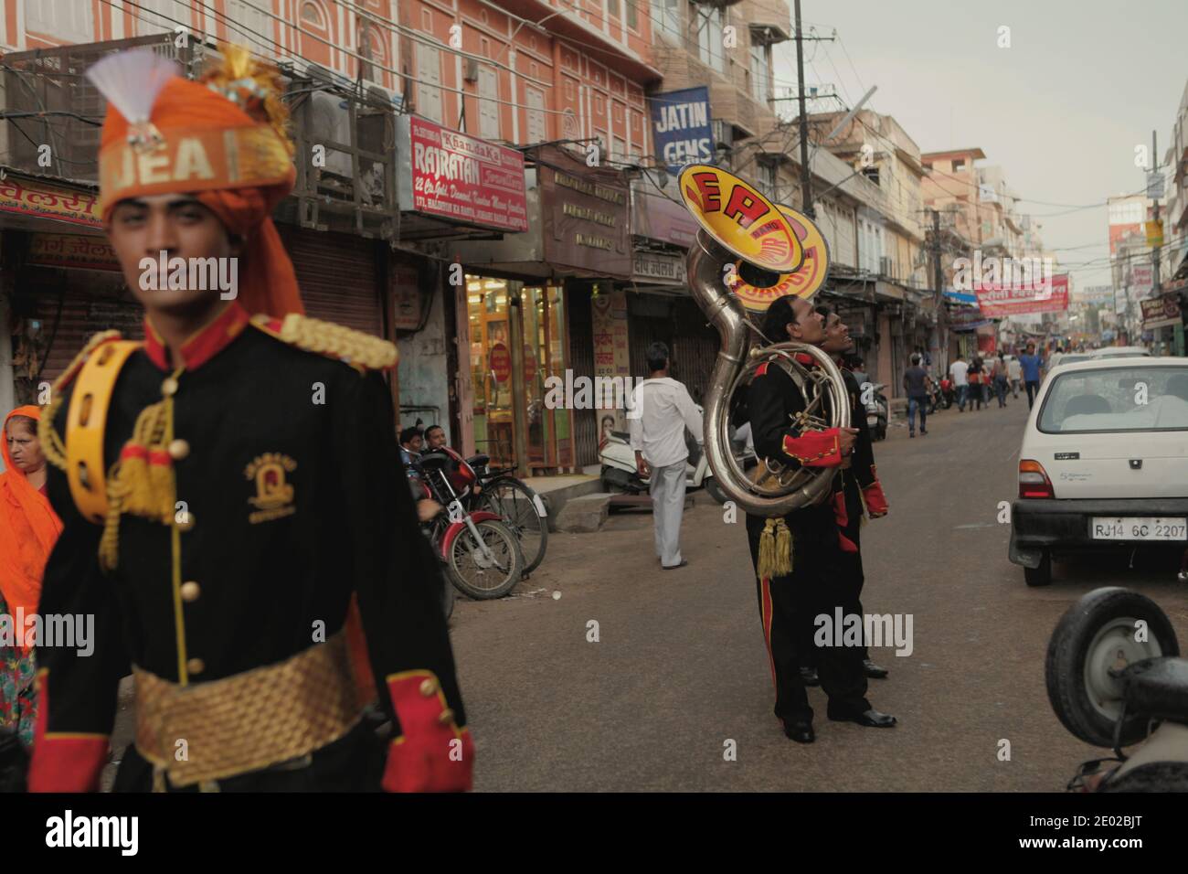 Membres d'un ensemble musical coordonnant sur une rue à Jaipur, Rajasthan, Inde. Banque D'Images