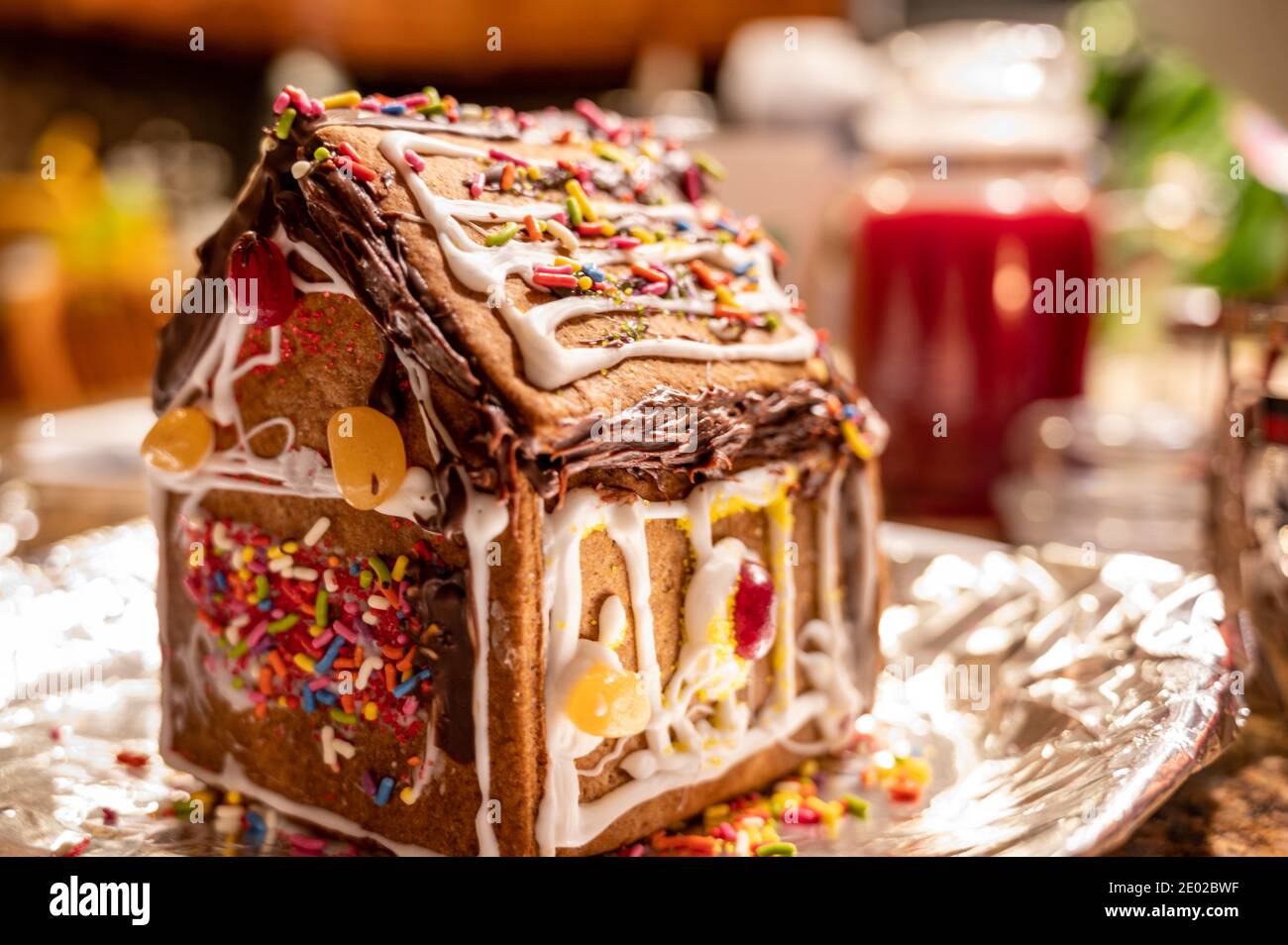 Tradition de vacances de faire une maison de pain d'épice et de décoration avec glaçage et bonbons Banque D'Images Tradition de vacances de faire une maison de pain d'épice et de décoration avec glaçage et bonbons Banque D'Images