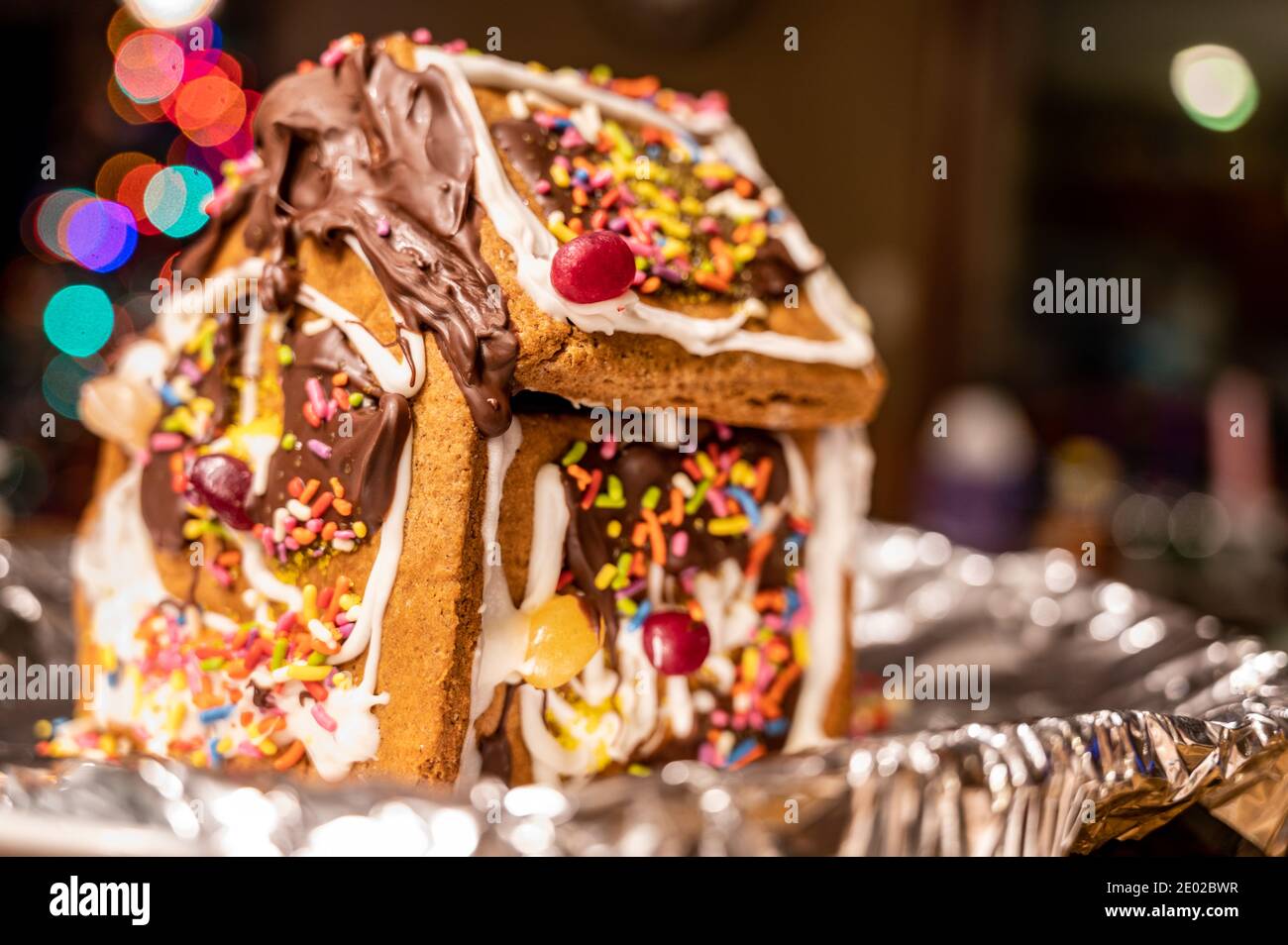 Tradition de vacances de faire une maison de pain d'épice et de décoration avec glaçage et bonbons Banque D'Images Tradition de vacances de faire une maison de pain d'épice et de décoration avec glaçage et bonbons Banque D'Images