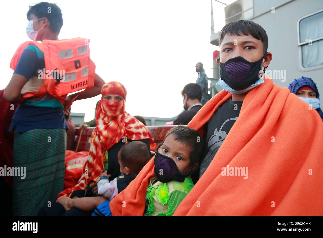 Chittagong, Bangladesh, 29 décembre 2020. Les réfugiés de Rohingya emmenent à Bhashan Char du Chattogram Boat Club sur un navire de la marine, à Chittagong, Bangladesh, le 29 décembre 2020. Quelque 1,776 autres Rohingyas seront relocalisés aujourd'hui à Bhashan Char dans Hatiya upazila de Noakhali. Photo de Suvra Kanti Das/ABACAPRESS.COM crédit: ABACAPRESS/Alay Live News Banque D'Images