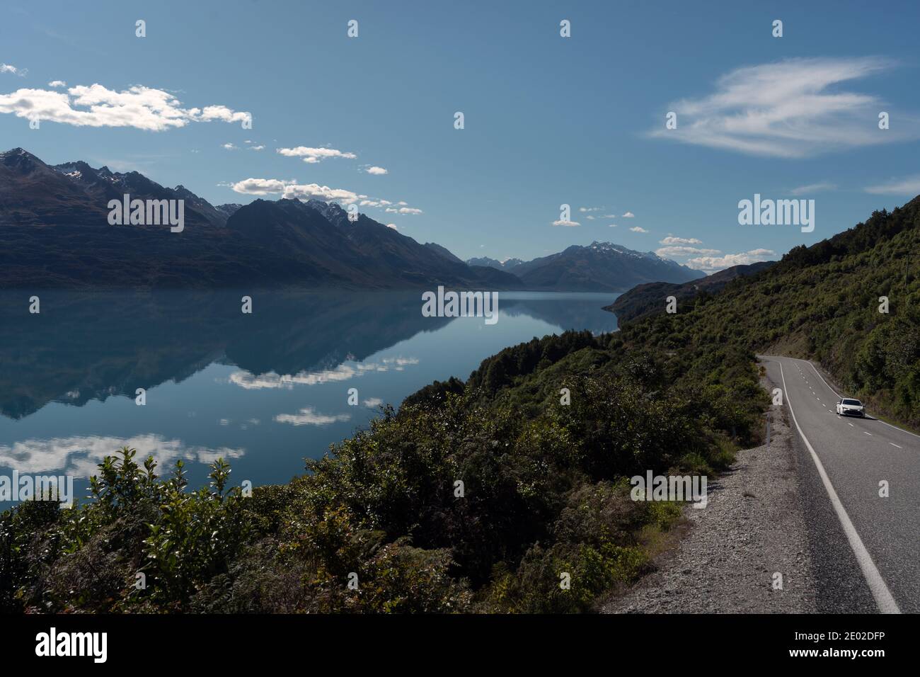 Vue panoramique sur le lac Wakatipu et l'autoroute de Queenstown à Glenorchy. New Zeaand, Île du Sud. Banque D'Images