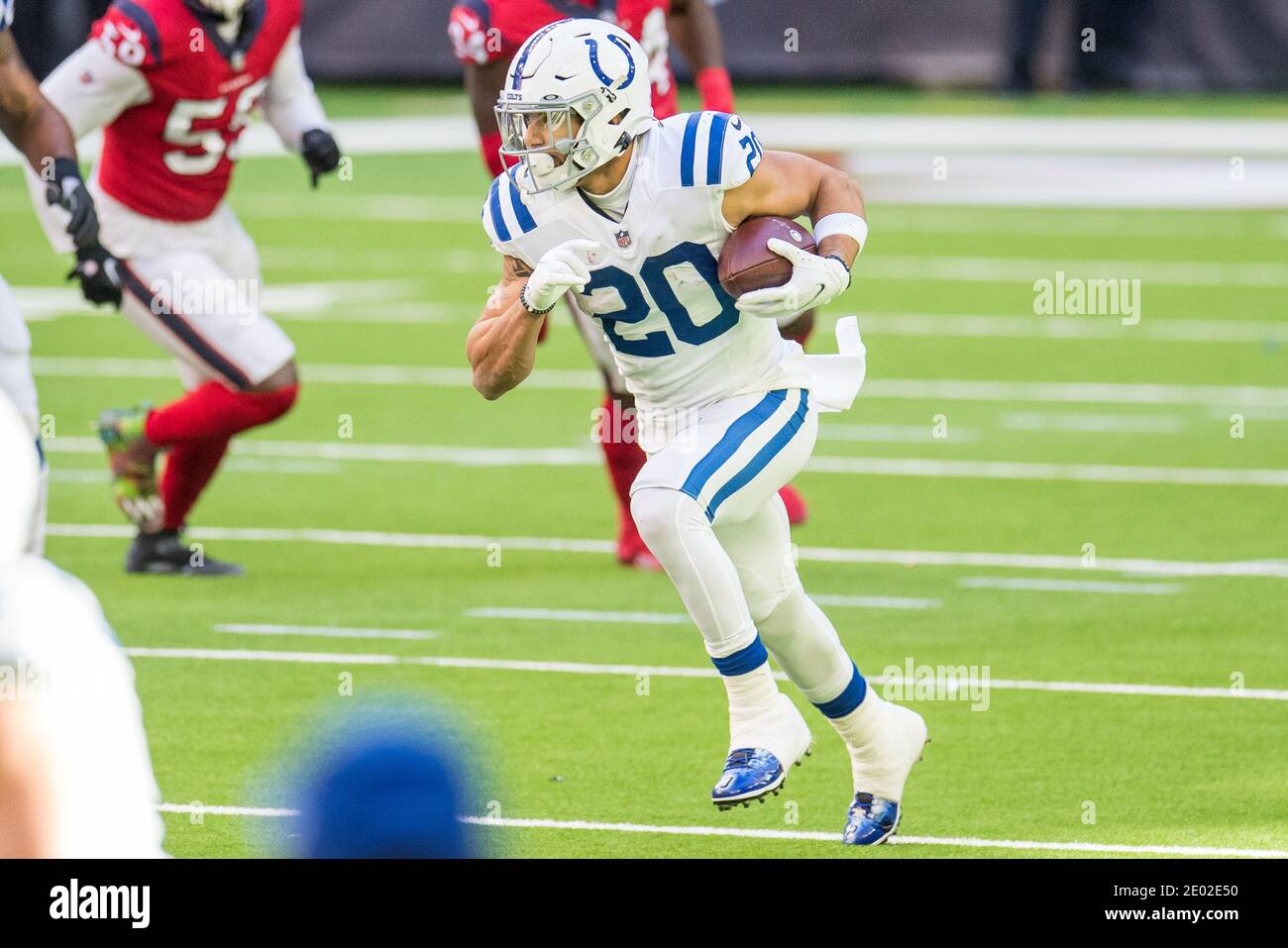 Houston, Texas, États-Unis. 6 décembre 2020. Indianapolis Colts en arrière Jordan Wilkins (20) porte le ballon pendant le 4ème quart d'un match de football NFL entre les Indianapolis Colts et les Houston Texans au NRG Stadium à Houston, Texas. Le Colts a gagné le jeu 26 à 20.Trask Smith/CSM/Alay Live News Banque D'Images