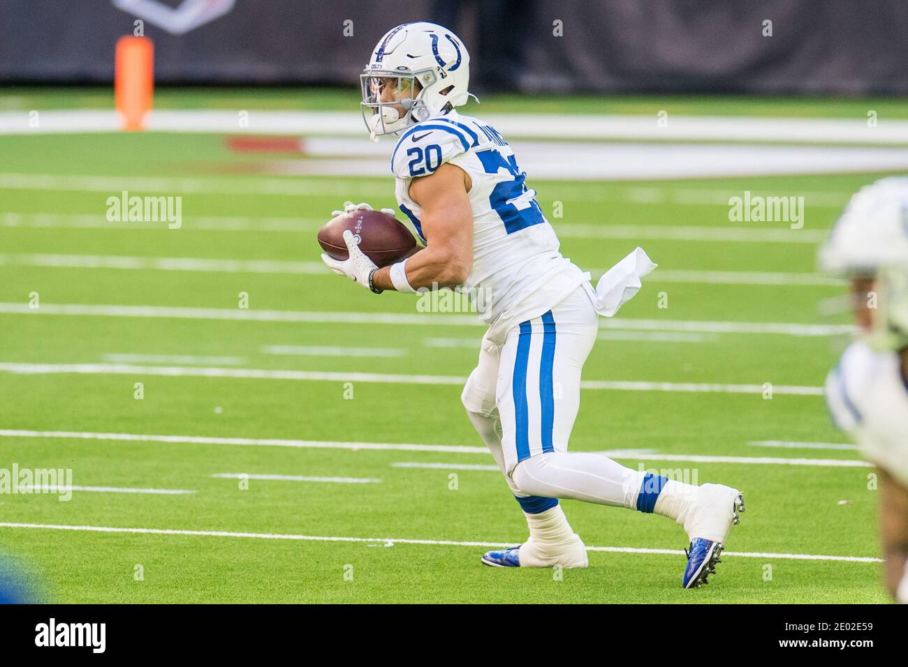 Houston, Texas, États-Unis. 6 décembre 2020. Indianapolis Colts en arrière Jordan Wilkins (20) retourne un coup de pied pendant le 4ème quart d'un match de football NFL entre les Indianapolis Colts et les Houston Texans au NRG Stadium à Houston, Texas. Le Colts a gagné le jeu 26 à 20.Trask Smith/CSM/Alay Live News Banque D'Images