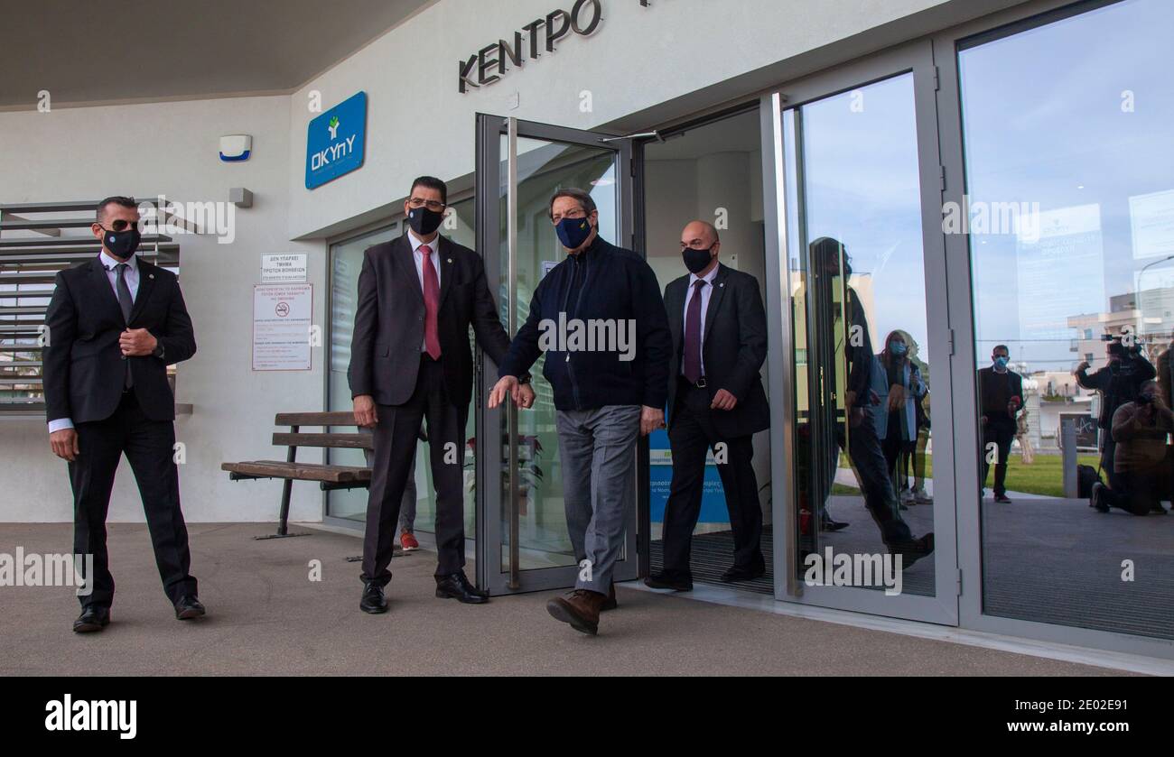 Nicosie, Chypre. 28 décembre 2020. Le président chypriote Nicos Anastasiades sort du Centre de santé après la vaccination par la COVID-19 en Latsie, Chypre, le 28 décembre 2020. Credit: George Christophorou/Xinhua/Alay Live News Banque D'Images