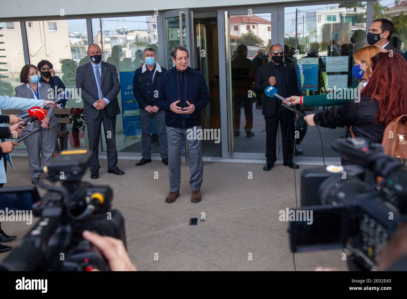 Nicosie, Chypre. 28 décembre 2020. Le Président chypriote Nicos Anastasiades s'entretient avec les médias après la vaccination par la COVID-19 au Centre de santé de Latsia, Chypre, le 28 décembre 2020. Credit: George Christophorou/Xinhua/Alay Live News Banque D'Images